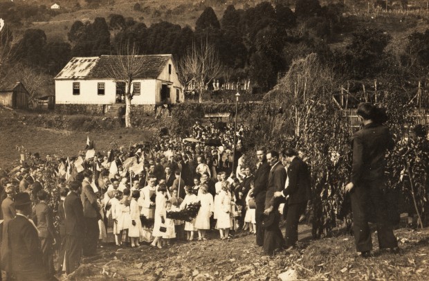 Inauguração da capela, local onde está a casa ao fundo é onde atualmente é o salão da comunidade, acima os cemitérios evangélico e católico por onde passava o primeiro acesso a comunidade